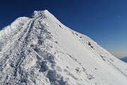 73 Scendo con attenzione la ripida affilata cresta nord-est  